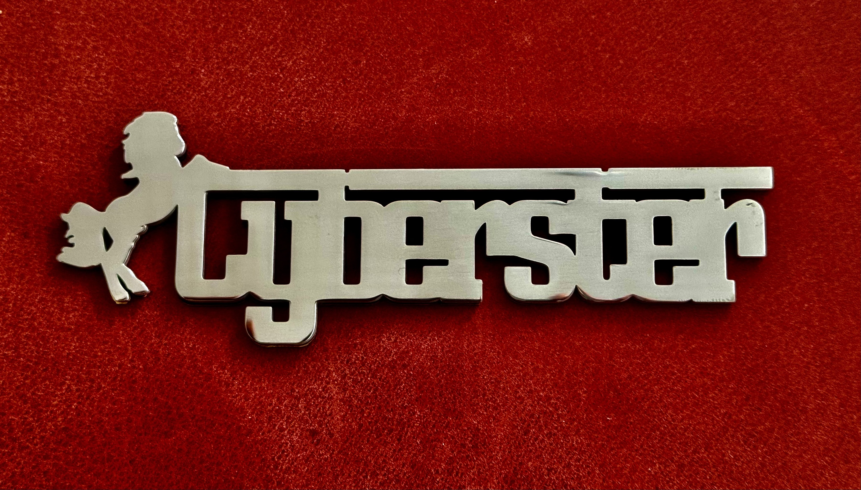 Da das originale Schild so filigran ist und auch noch aus Plastik hab ich hier mal ein etwas massives aus Metall machen lassen. Aliexpress
